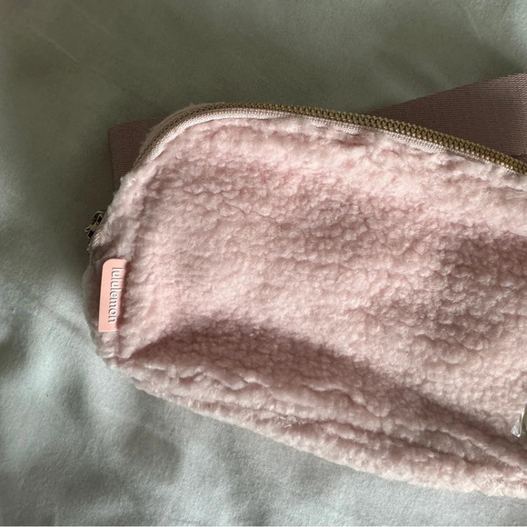 🆕 LAST ONE Lululemon Everywhere Belt Bag Fleece - Pink Mist - Picture 3 of 6